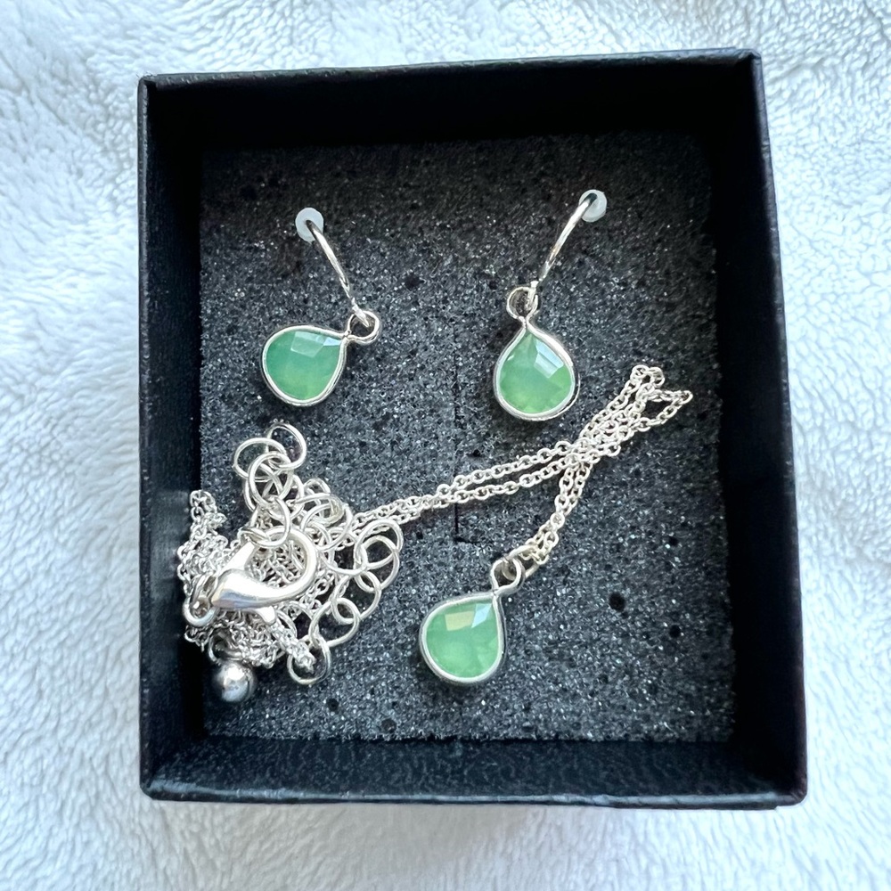 Beautiful Green Gem Earrings & Necklace Set